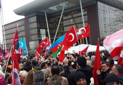 В акции протеста по делу Догу Перинчека приняли участие и азербайджанцы - ФОТО