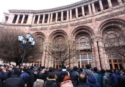 Митингующие у здания правительства Армении переместились к президентской резиденции – ОБНОВЛЕНО – ВИДЕО - ФОТО