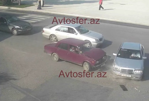 Как в Баку врезаются в автомобили на перекрестках – ВИДЕО