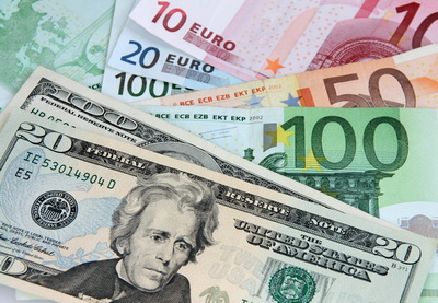 Доллар и евро незначительно укрепились по отношению к манату