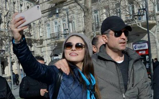 Известные турецкие актеры прогулялись по Баку – ФОТО