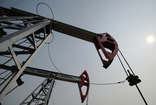 Нефть торгуется разнонаправленно на статданных из Китая