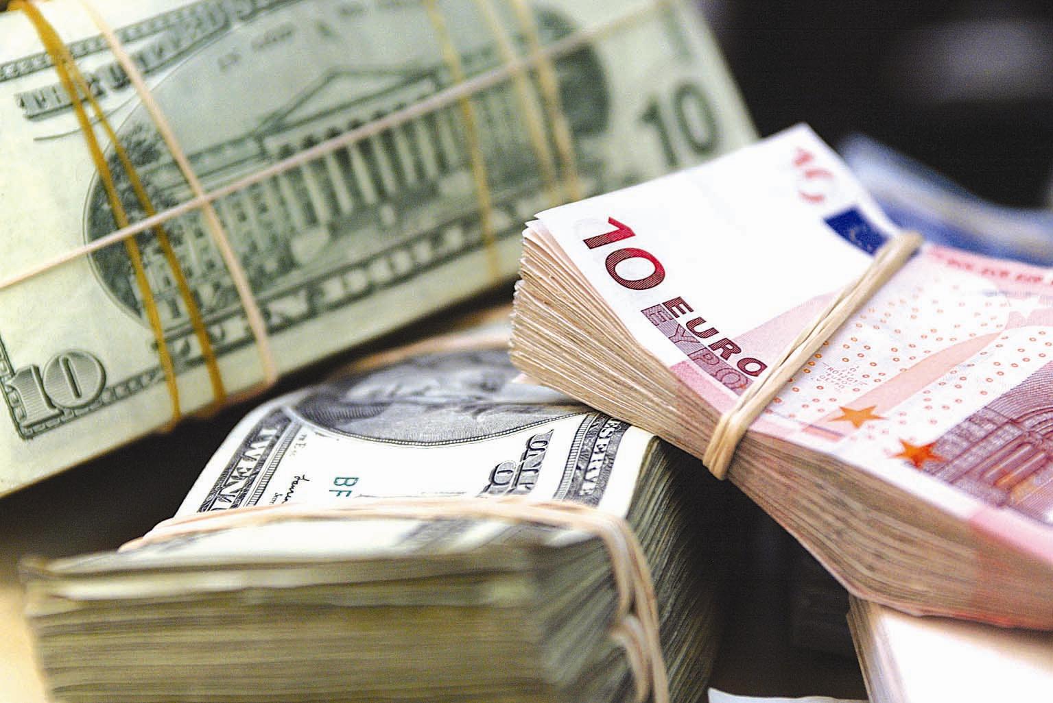 Официальный курс маната по отношению к доллару США и евро на 25 февраля