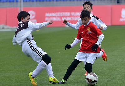 Футболисты бакинской школы «Манчестер Юнайтед» сыграли против «Нефтчи» - ФОТО