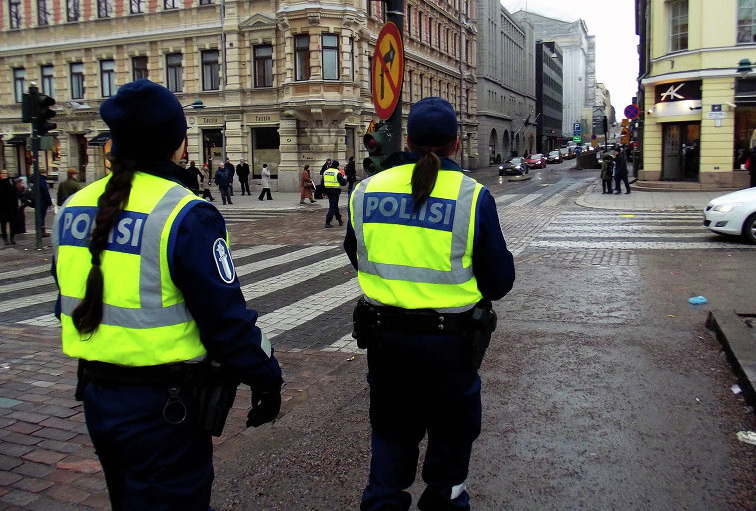 Финская полиция проводит операцию в пиццерии, где погибли три человека