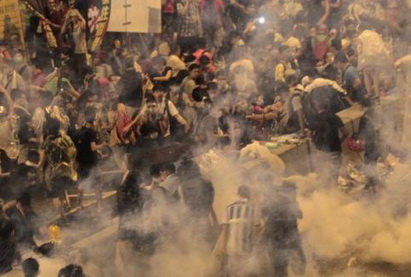 Полиция Гонконга применила газ для разгона митингующих