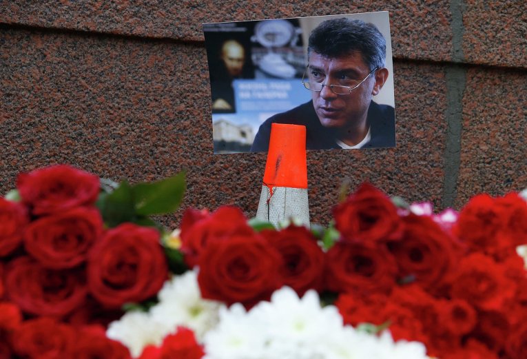 Люди продолжают нести цветы к месту убийства Бориса Немцова