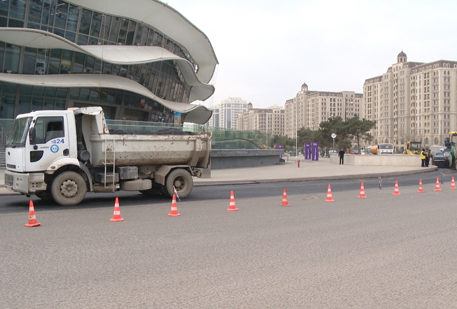 Закрыты для движения транспорта одна из оживленных улиц Баку, мост и автомобильный круг - ФОТО