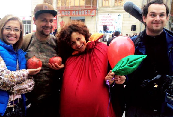 Российская телеведущая, нарядившись гранатом, прогулялась по Гейчаю – ВИДЕО