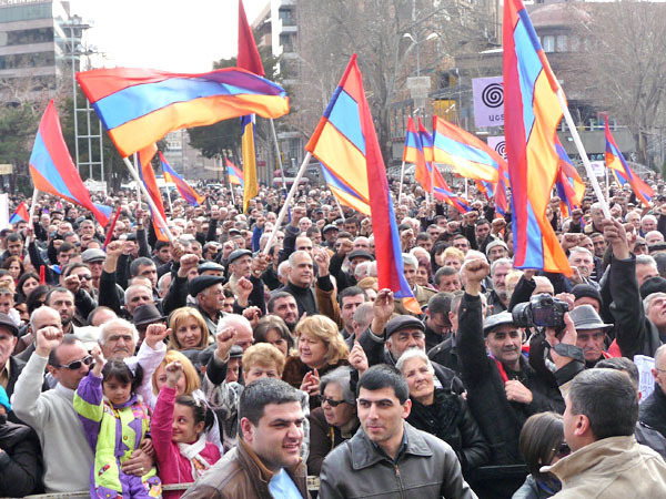 На митинг оппозиции в Ереване вышли 10 тысяч человек