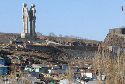 В Турции зачитан вердикт по делу о снесенном монументе армяно-турецкой дружбы - ФОТО