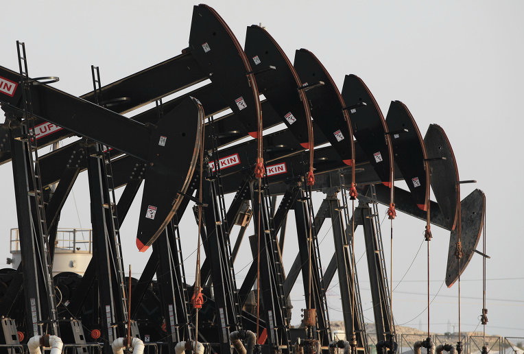 Нефть дорожает, отыгрывая снижение числа буровых установок в США