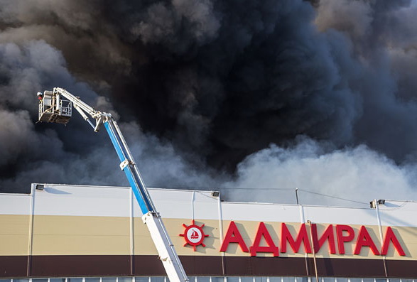 Из-под развалин ТЦ «Адмирал» поднимается 5-метровый столб дыма