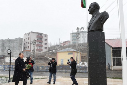 Ильхам Алиев посетил памятник Гейдару Алиеву в Карсе - ФОТО