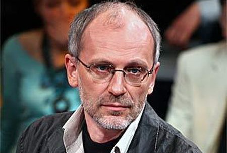 Российский ведущий Александр Гордон считает, что женщин надо бить потому, что они «дуры», утверждает участница его передачи
