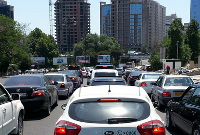В Баку продолжают предпринимать меры по устранению пробок на дорогах