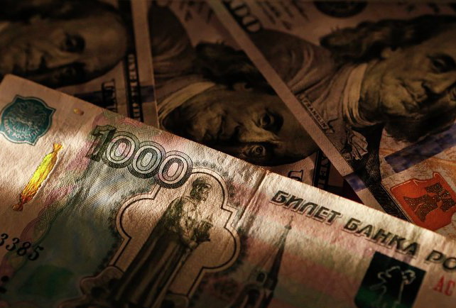 Доллар обновил минимум 2015 года, упав ниже 57,45 рубля