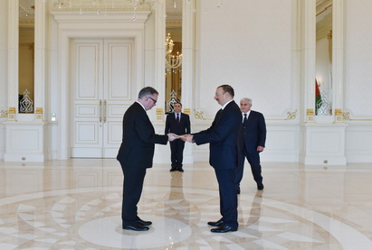 Президент Ильхам Алиев принял верительные грамоты новоназначенного посла Ирландии в Азербайджане - ФОТО
