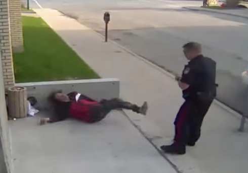 В Канаде полицейский ударил бездомного, и тот разбил себе голову о бетонную стену – ВИДЕО