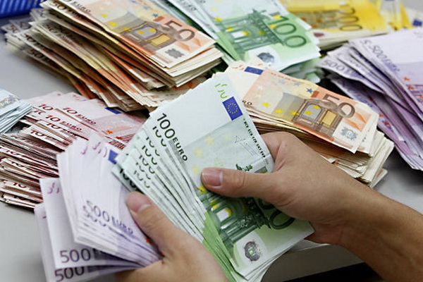 Официальный курс на 30 марта: манат укрепился по отношению к евро