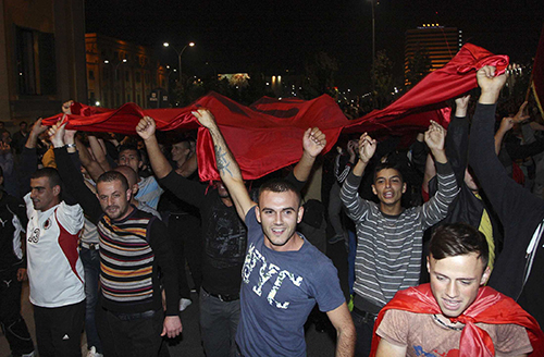 Албанские болельщики взбесили армян, празднуя победу с флагами Турции - ВИДЕО