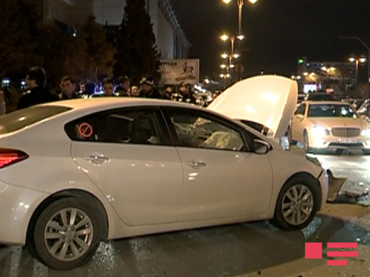 В Баку водитель сбил двух пешеходов - ФОТО