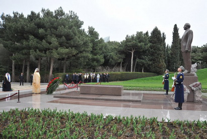 Вице-президент и премьер-министр ОАЭ, Эмир Дубая посетил могилу великого лидера Гейдара Алиева