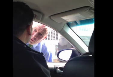 В  Нью-Йорке полицейский жестоко обошелся  с водителем  сервиса UBER - ВИДЕО