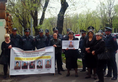 Матери погибших в армянской армии солдат провели акцию протеста – ФОТО