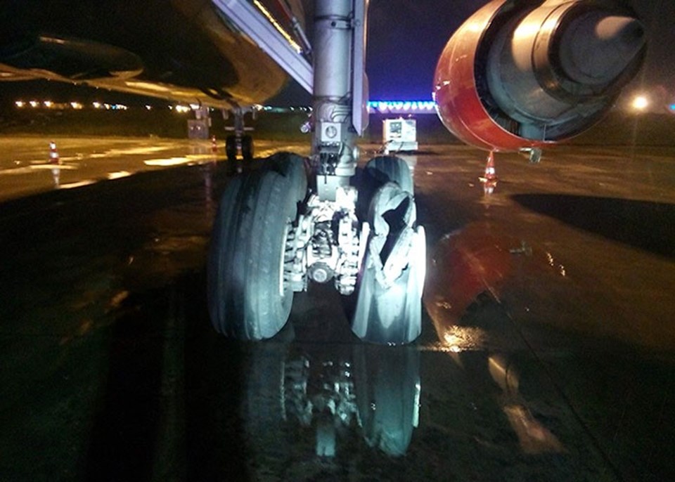 В Стамбульском аэропорту у взлетающего самолета взорвался двигатель - ФОТО