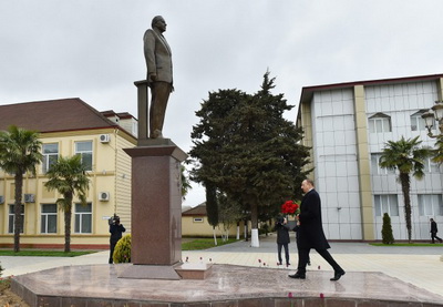Ильхам Алиев посетил памятник Гейдару Алиеву в Астаре - ФОТО