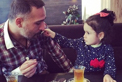 Азербайджанский телеведущий встретился с дочерью после долгой разлуки – ФОТО