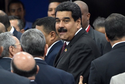 Президент Венесуэлы покатался на качелях вместе с мэром Каракаса