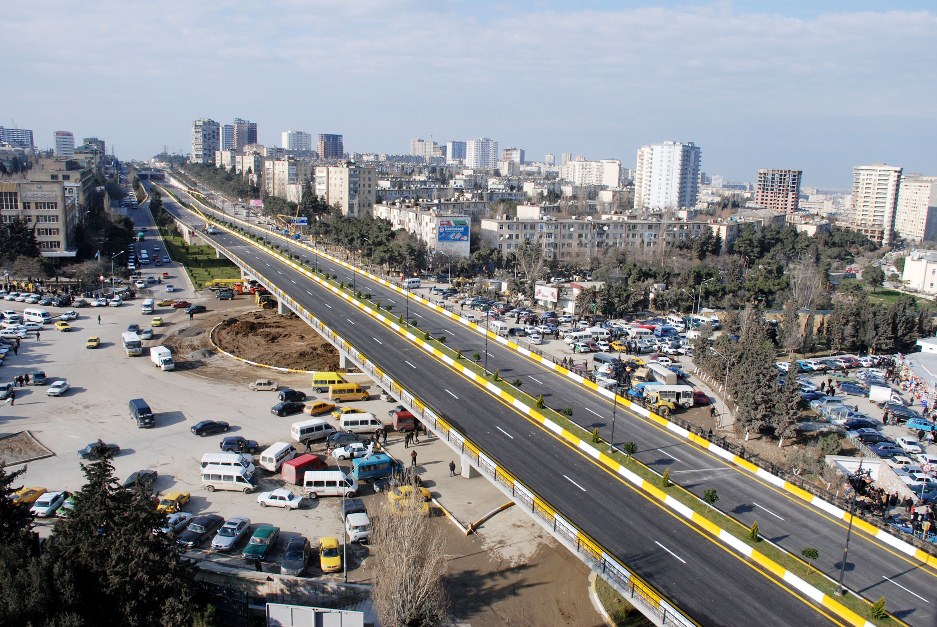 Частично ограничено движение у одного из оживленных кругов Баку - ФОТО