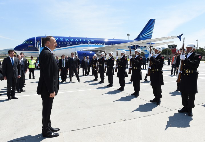 Президент Азербайджана прибыл с рабочим визитом в Турцию - ФОТО