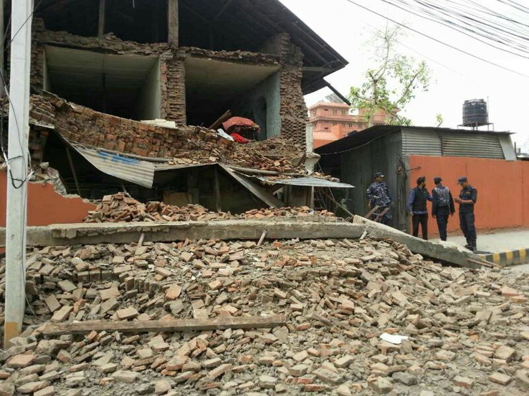 Число погибших при землетрясении в Непале превысило 2350 человек