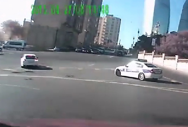 В Баку водитель Porsche грубо нарушил правила перед патрульными Дорожной полиции – ВИДЕО