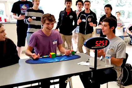 Американский подросток установил мировой рекорд по скорости сборки кубика Рубика - ВИДЕО