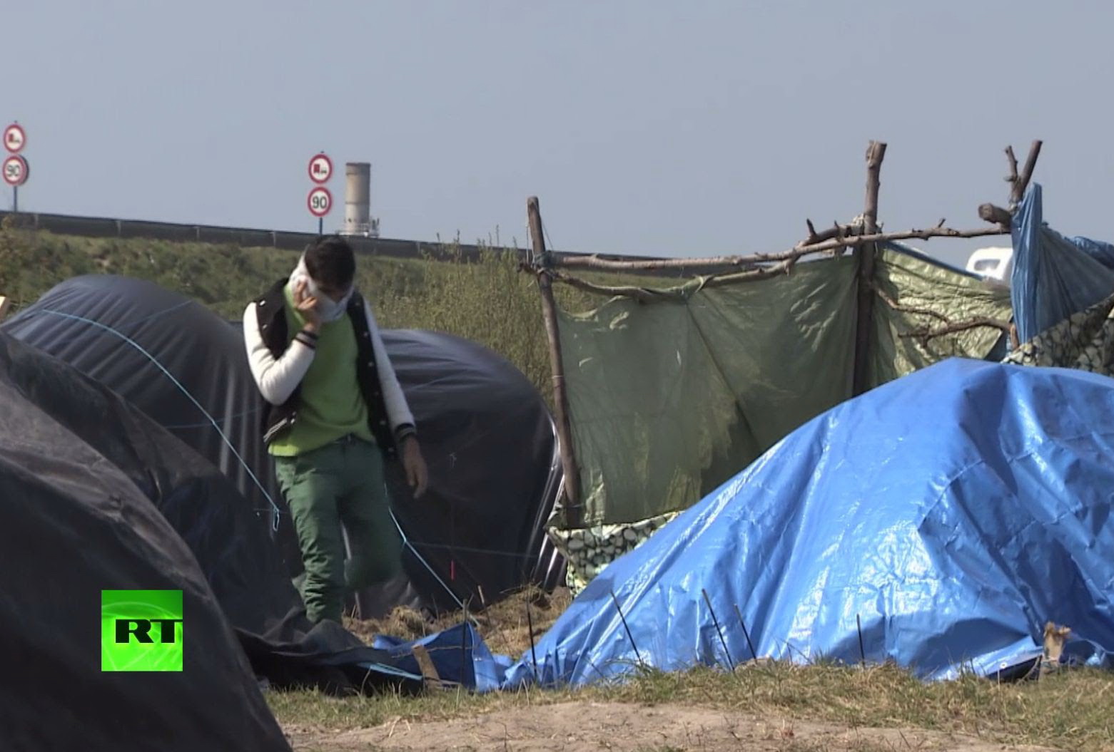 Сотни мигрантов живут в ужасных условиях у французско-британской границы - ВИДЕО