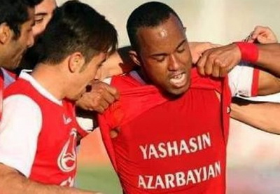 Армянин обнял футболиста с надписью «Yaşasın Azərbaycan» на футболке – ВИДЕО