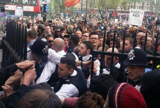 Демонстрация на юге Лондона завершилась столкновением с полицией - ФОТО