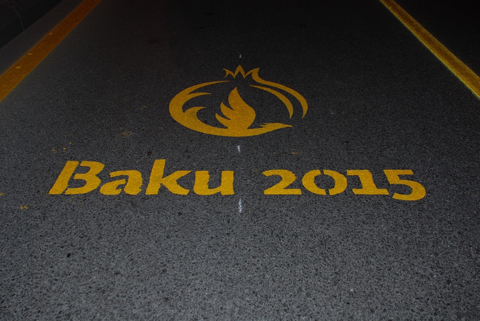 На одну из оживленных дорог Баку нанесены «полосы Европейских игр» - ФОТО