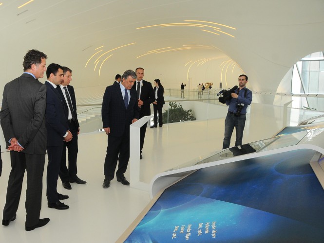 Одиннадцатый президент Турции Абдуллах Гюль посетил Центр Гейдара Алиева