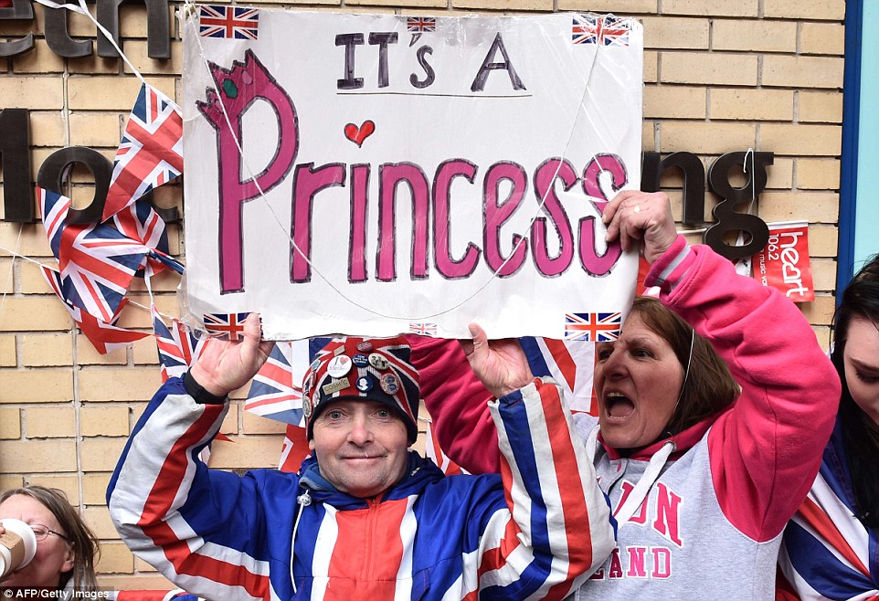 Британия празднует рождение новой принцессы: уставшие, но счастливые - ФОТО
