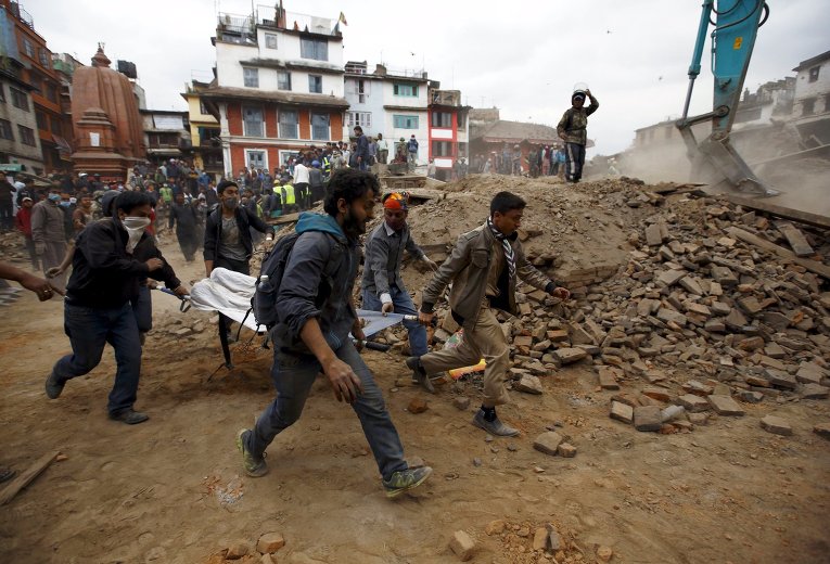 В Непале из-под завалов извлекли выжившего 101-летнего мужчину