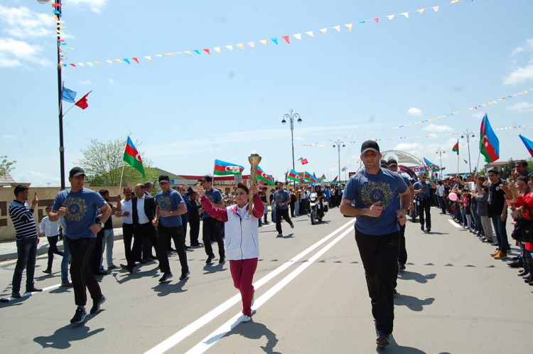 Факел первых Европейских игр «Баку-2015» с большим воодушевлением встретили в Билясуваре - ФОТО