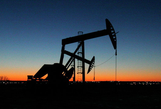 Мировые цены на нефть снижаются на данных из США по добыче нефти