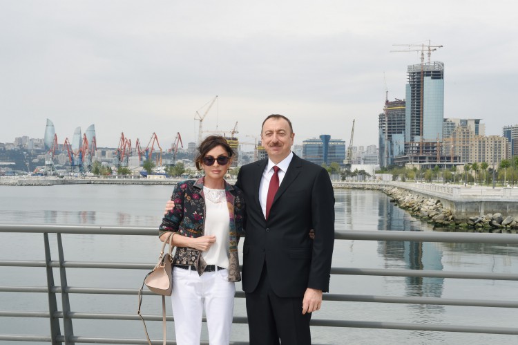 Президент Ильхам Алиев и первая леди ознакомились с бульваром «Баку-Белый город» - ФОТО