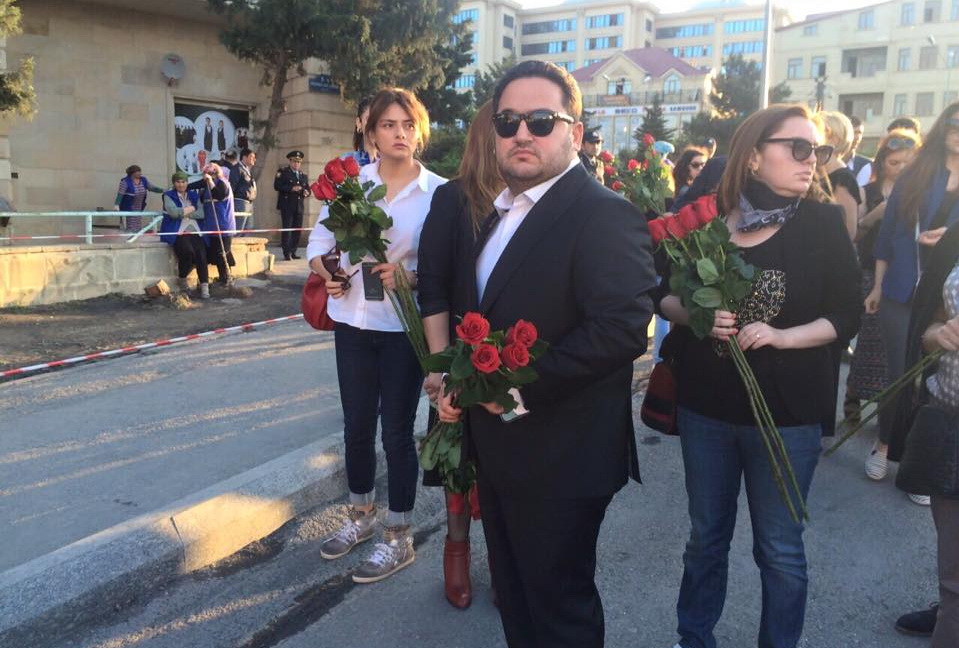 Азербайджанские знаменитости посетили место пожара в Баку и пострадавших в больнице – ФОТО