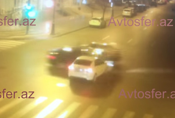Как в Баку протаранили два автомобиля, проезжавших на «зеленый» – ВИДЕО